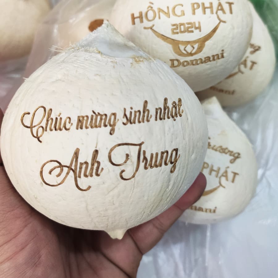 Dừa xiêm khắc lời chúc mừng sinh nhật