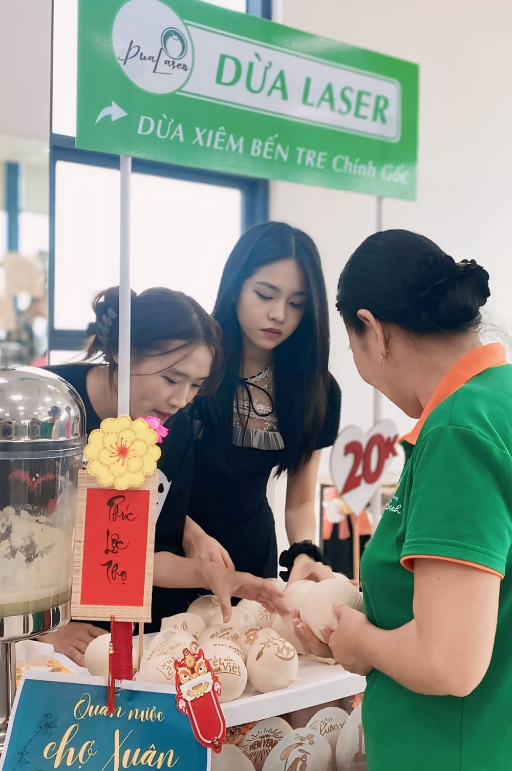 Dừa khắc logo và nội dung riêng theo yêu cầu