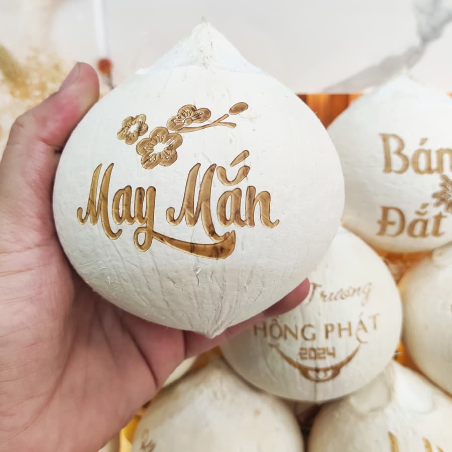 Dừa khắc chữ và tên riêng chủ đề cuộc sống