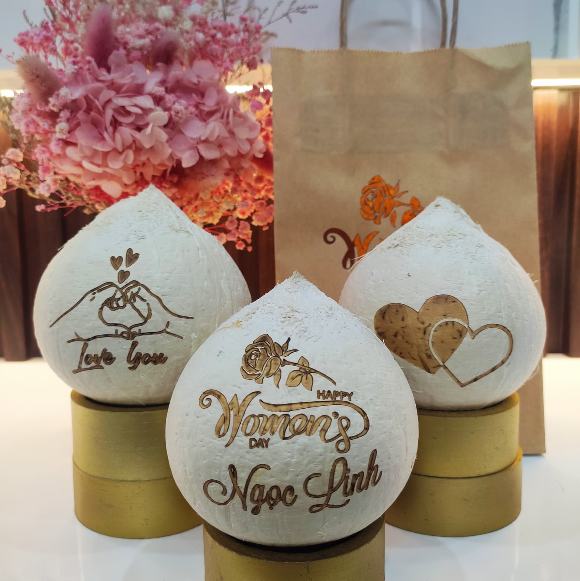 Dừa xiêm khắc chữ làm quà tặng theo yêu cầu